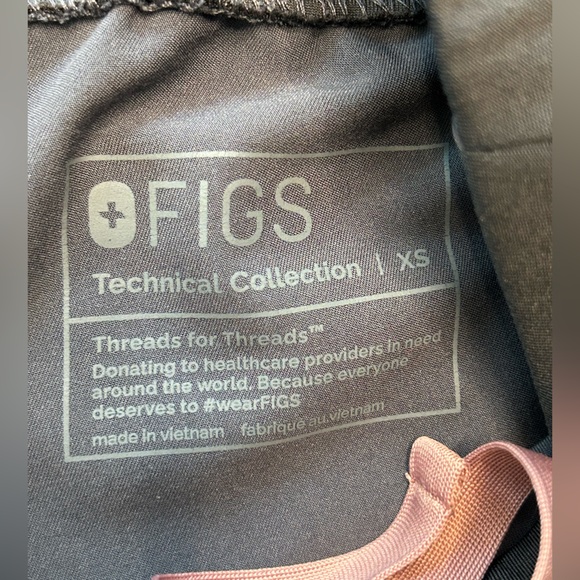 Figs scrub set charcoal HW yolo skinny pants XS reg & Catarina one pocket top XS - Picture 7 of 14